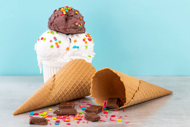 piatto di palline di gelato alla vaniglia e cioccolato swith spruzza
  - Foto, immagini