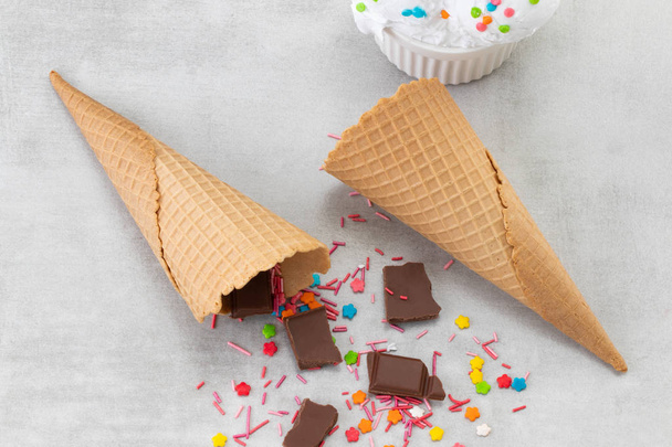 lautasellinen vaniljaa ja suklaa jäätelöä kauhat sprinkles
  - Valokuva, kuva