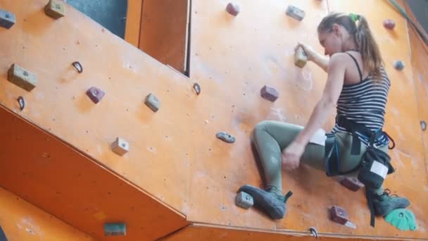 Bouldering. A young woman climbing on a rocky wall - Footage, Video