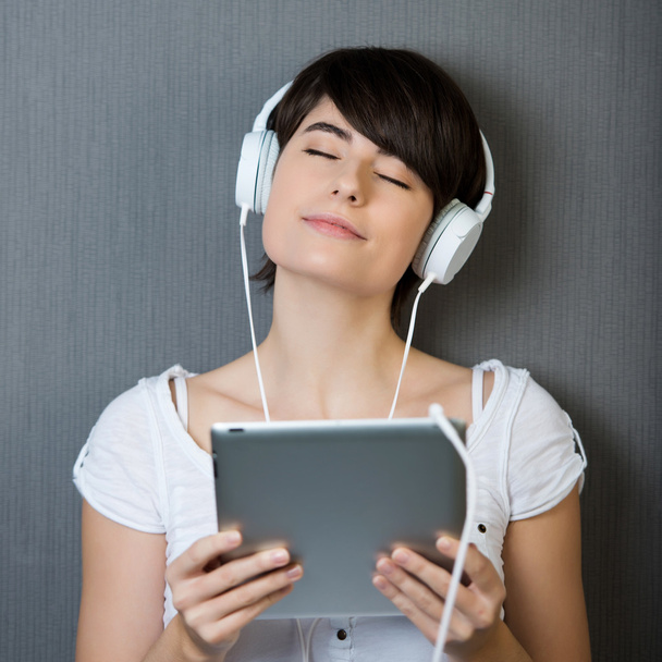 Young woman enjoying her music - Foto, immagini