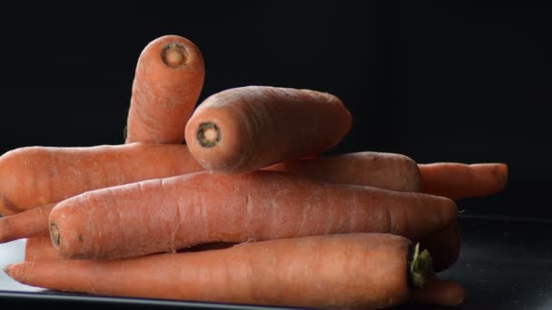 Zanahorias naturales crudas verduras en una pila giroscopio. Daucus carota
 - Metraje, vídeo