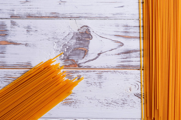 lange Pasta auf weißem Holzhintergrund schön - Foto, Bild