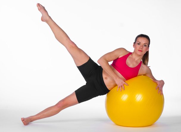 jovem mulher exercício na bola pilates
 - Foto, Imagem