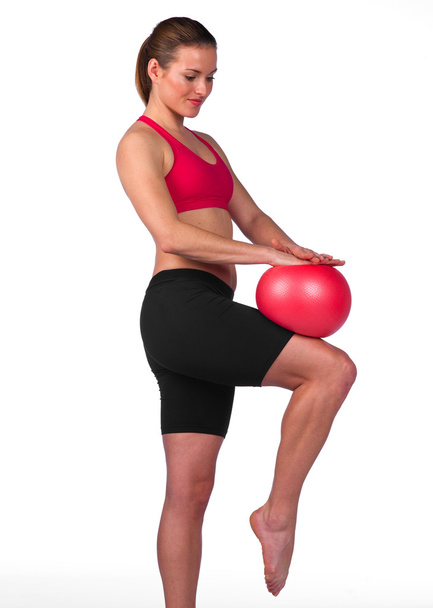 mladá žena cvičení s míčem červenou - Fotografie, Obrázek