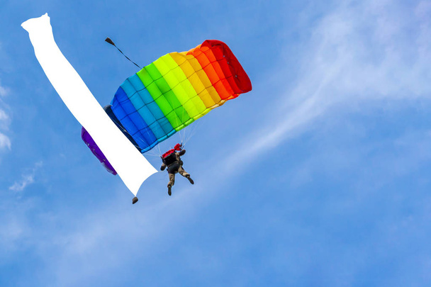 Яскравий парашутист на тлі блакитного неба
. - Фото, зображення