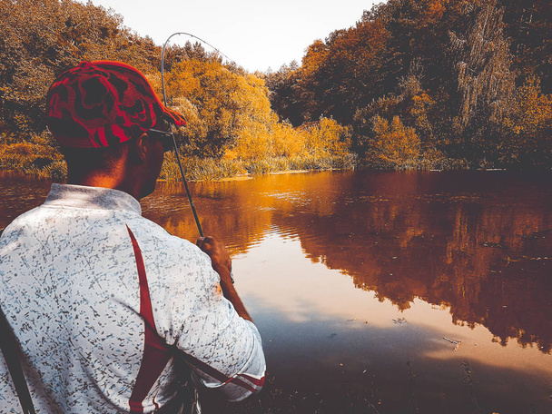 kalastaja kalastaa järvellä kesällä
 - Valokuva, kuva