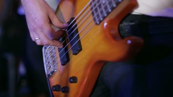 Közelből ember játszik az elektromos gitár - Felvétel, videó