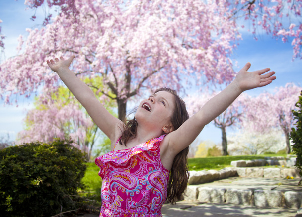 Молодая девушка делает глубокий вдох наслаждаясь свободой
 - Фото, изображение
