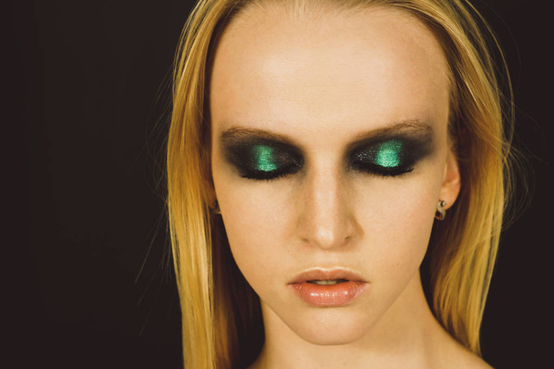 Maquillaje con sombras verdes
 - Foto, imagen