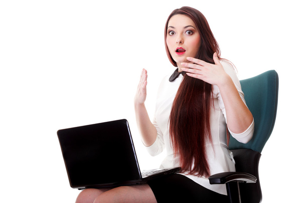 Geschäftsfrau liest schlechte Nachrichten am Laptop - Foto, Bild
