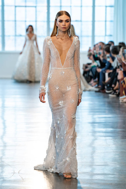 NEW YORK, NY - APRIL 12: A model walks the runway  during the Berta Bridal Spring 2020 fashion collection at New York Fashion Week: Bridal on April 12, 2019 in NYC. - Foto, immagini