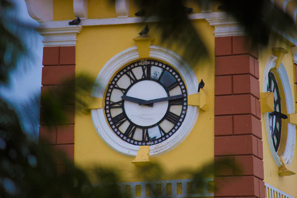 Kellotorni näyttää ajan
 - Valokuva, kuva