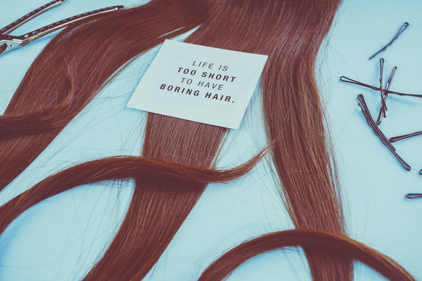 концепція перукаря: фальшиве волосся і шпильки
 - Фото, зображення