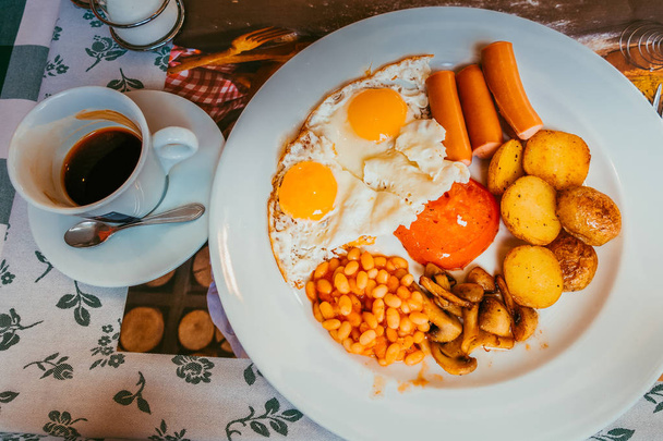 Англійський сніданок на тарілці - Фото, зображення
