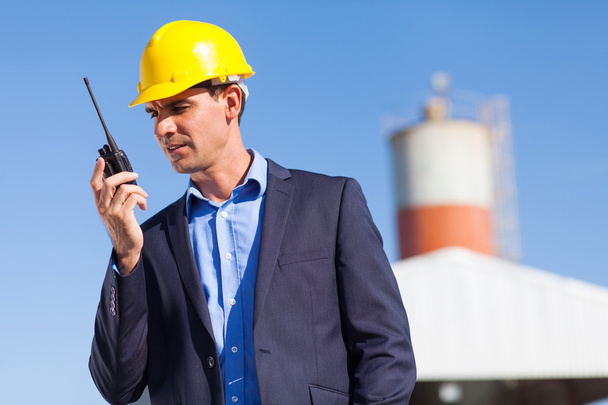 construction manager using walkie talkie - Foto, afbeelding