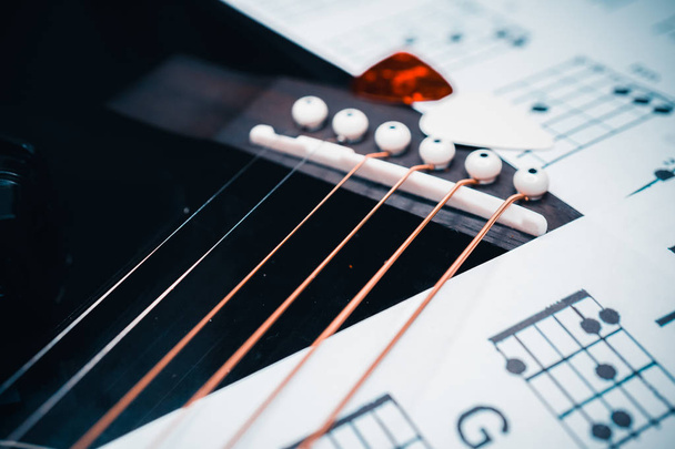 Акустична гітара крупним планом
 - Фото, зображення