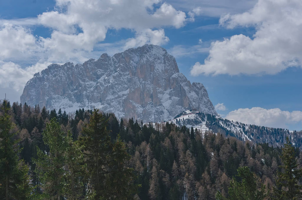 Langkofel Dolomites, montaña en Wolkenstein en un soleado día de invierno
 - Foto, imagen