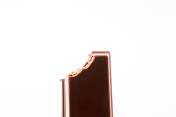 Barra de chocolate mordida
 - Foto, imagen
