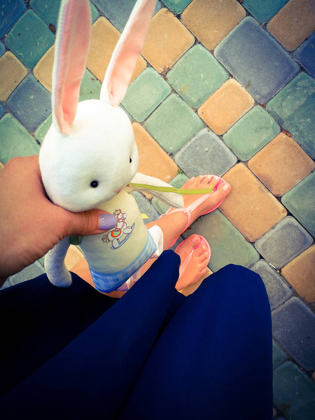 игрушечный кролик в руках мамы
 - Фото, изображение