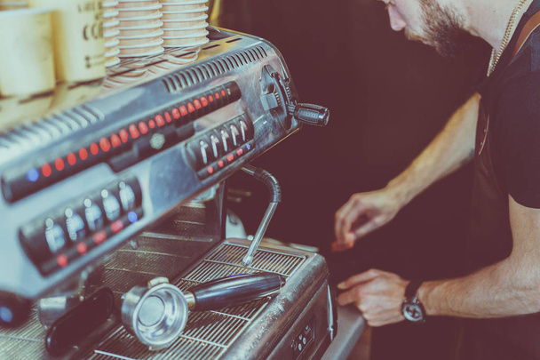 コーヒーはコーヒーマシンで調製される - 写真・画像