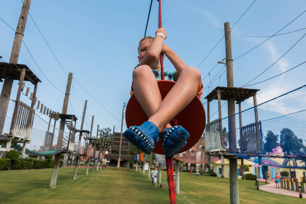 Chlapec jede na bungee v dětském parku - Fotografie, Obrázek