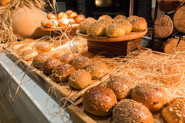 Hermosa exhibición de pan en el buffet
 - Foto, Imagen
