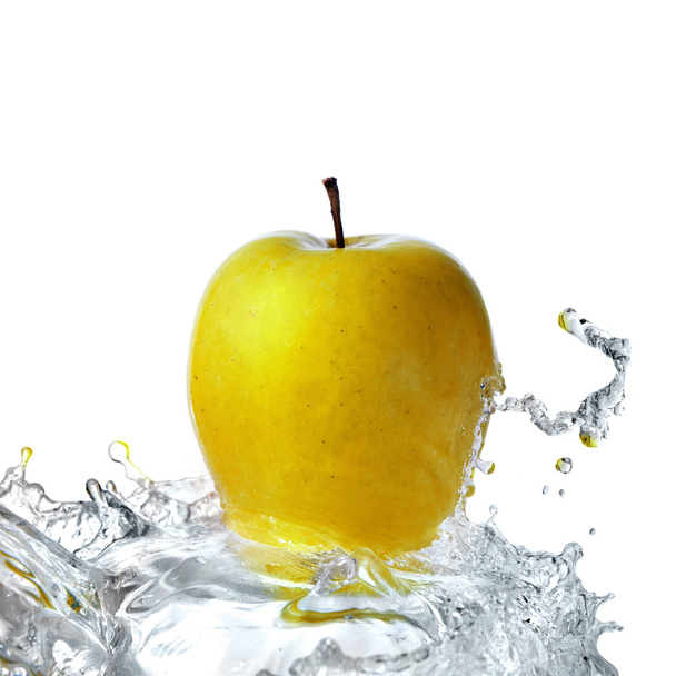 Fresh water splash on apple - Фото, изображение