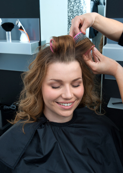 Friseur kräuselt Damenhaare im Salon - Foto, Bild