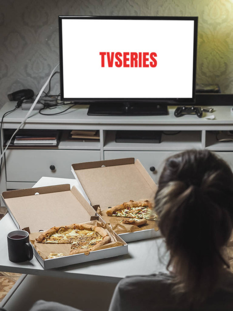 Pizza w pudełku delivey z serią telewizyjną w salonie - Zdjęcie, obraz