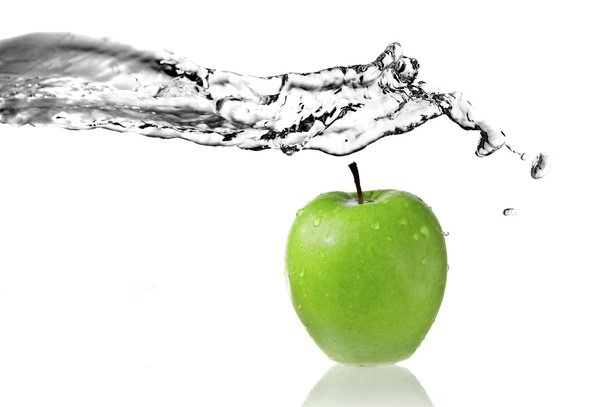 Fresh water splash on green apple - 写真・画像
