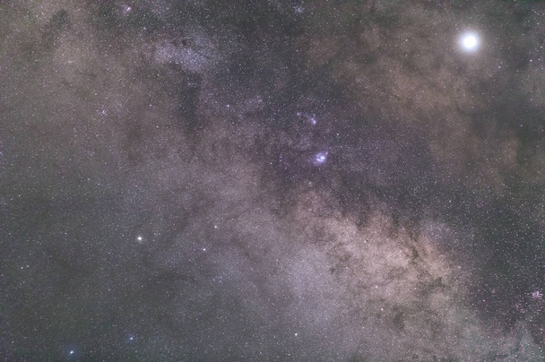 Evrende uzay tozu yıldız ile Samanyolu Galaksimerkezi, Uzun pozlama fotoğraf ve medyan yığın tekniği. Nasa tarafından döşenmiş bu görüntünün elemanları - Fotoğraf, Görsel