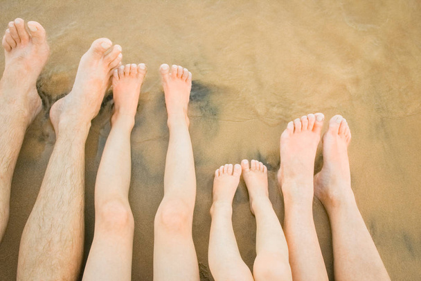 Belos traços com os pés no fundo da natureza do mar
 - Foto, Imagem