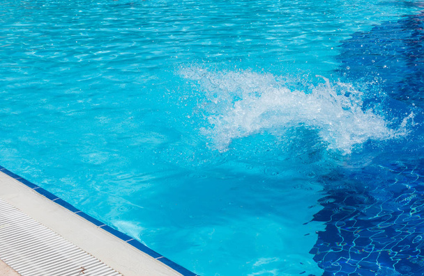 Ein Junge springt in den Pool - Foto, Bild