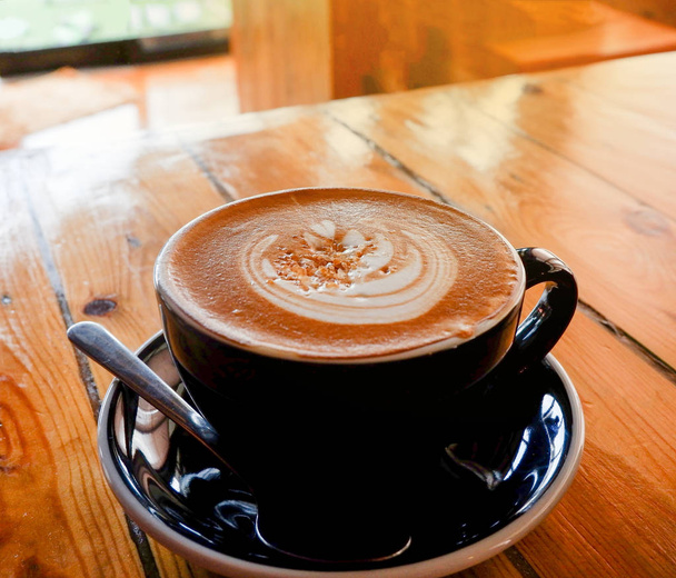 ahşap kahverengi şeker ile latte sanat ile kahve fincanı kapuçino  - Fotoğraf, Görsel