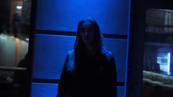 girl walks at night in the city - Filmati, video