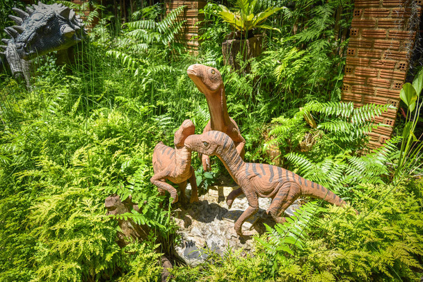 Dinosaurierpark / verschiedene Arten Dinosaurierstatue im Farnga - Foto, Bild