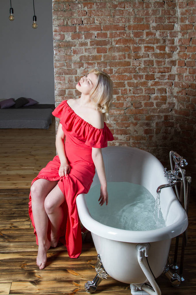 Блондинка в длинном красном платье в ванной комнате
 - Фото, изображение