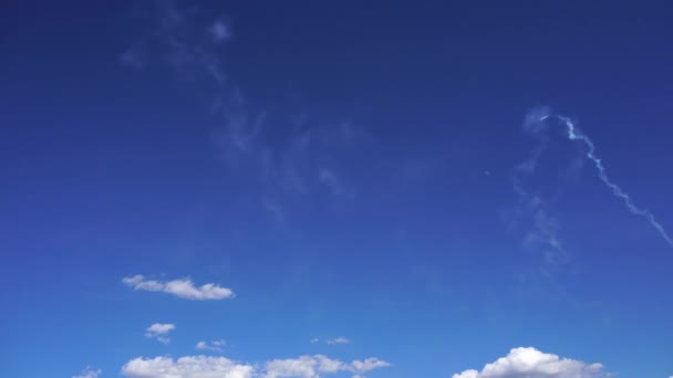 letecký pořad akrobacie na modré obloze s měsícem - Záběry, video