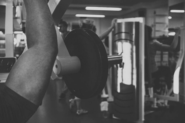 Bodybuilder dans la salle de gym
 - Photo, image
