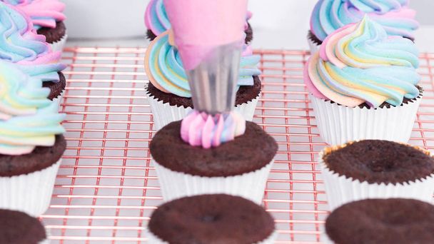 Eenhoorn cupcakes bakken - Foto, afbeelding