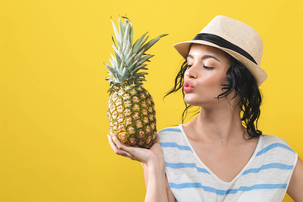 Happy young woman holding a pineapple - Foto, Imagem