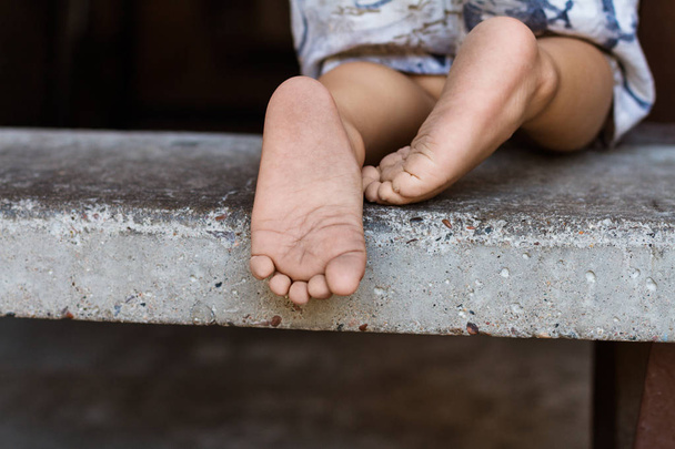Primer plano de los pies desnudos del niño, composición horizontal
 - Foto, imagen