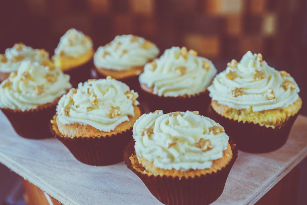 pequenos cupcakes com creme
 - Foto, Imagem