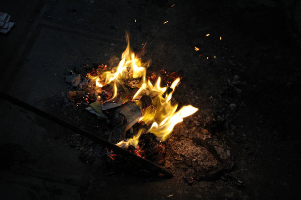 Спалювання тартарових грошей для поклоніння вночі у святкові дні
 - Фото, зображення