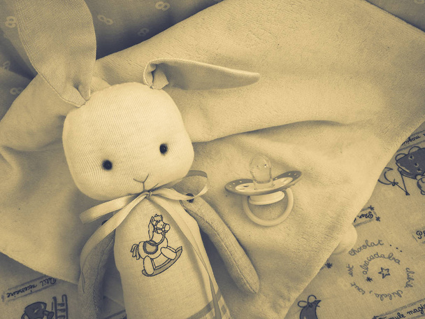 juguete conejo en un cochecito
 - Foto, Imagen