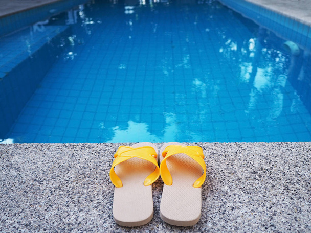 Keltainen sandaali uima-altaalla
.  - Valokuva, kuva