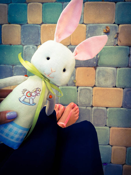 speelgoed bunny in de handen van moeder - Foto, afbeelding