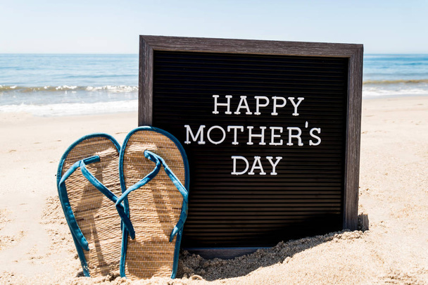 Happy Mothers jour fond de plage avec tableau noir et flip flo
 - Photo, image