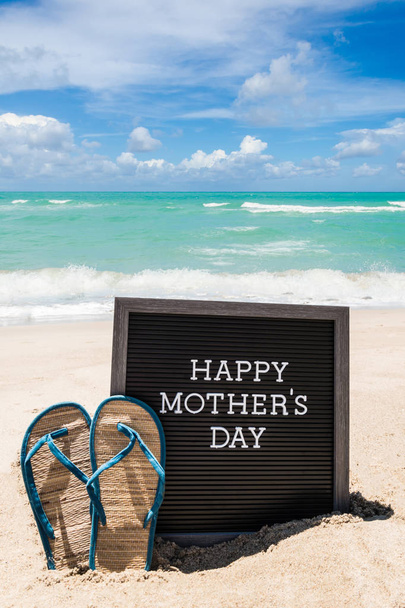 Happy Mothers jour fond de plage avec tableau noir et flip flo
 - Photo, image