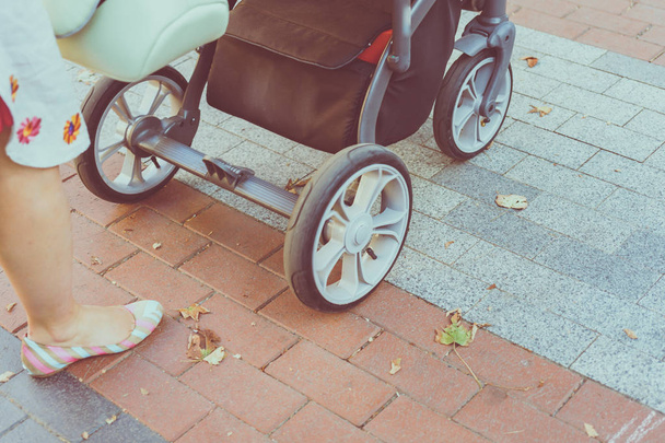 Mutter über Kinderwagen - Foto, Bild
